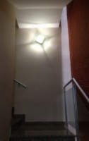 Entrada y escaleras de comunidad Al-Andalus (Bloque 1) en Baza. Sustitucion halogena bipin 50W por SMD led 4W E14 frio, reduccion del consumo electrico un 91%